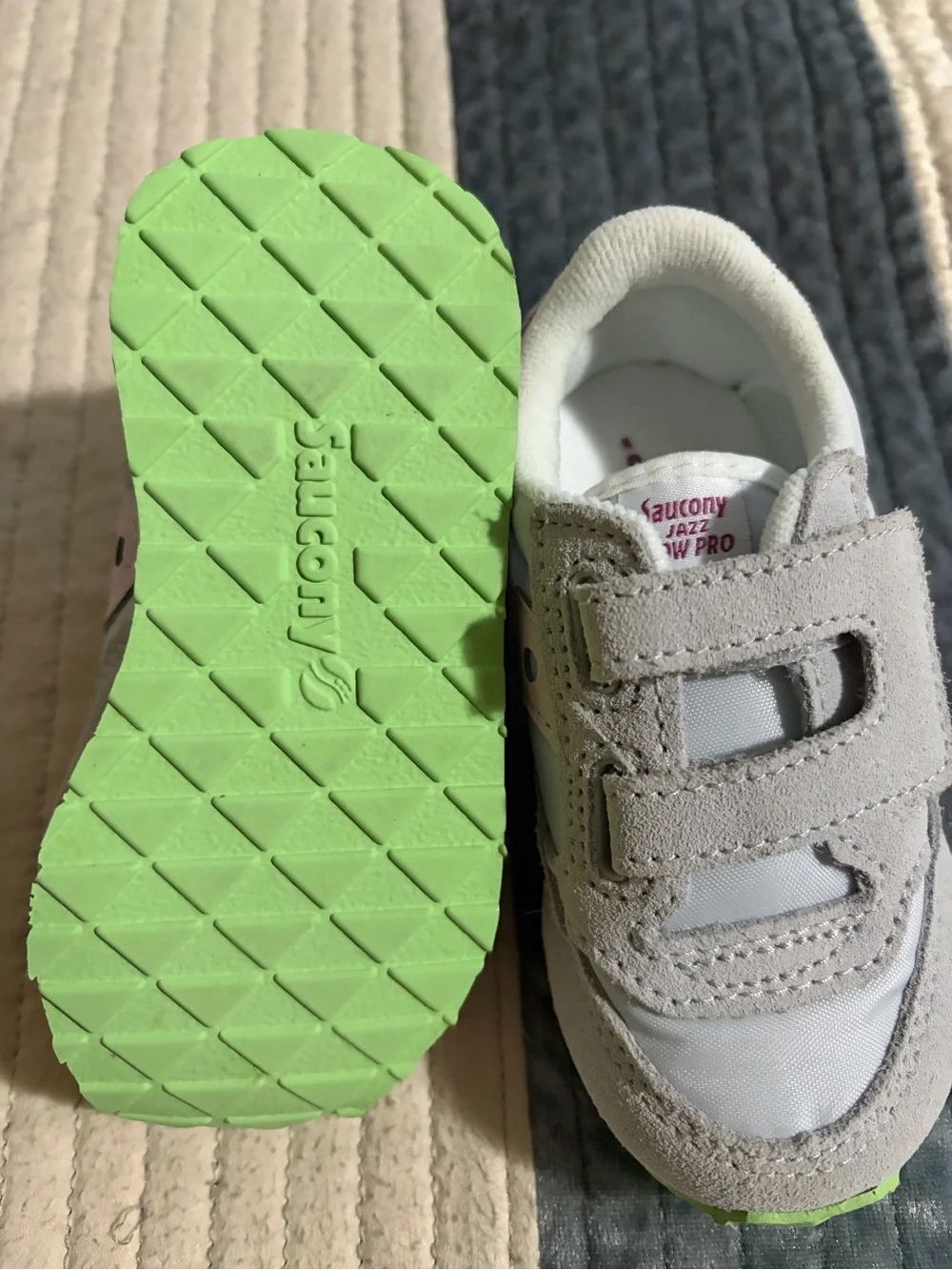 Saucony Kids Light Gray and Pink Hook-and-Loop Sneakers with Green Outsole